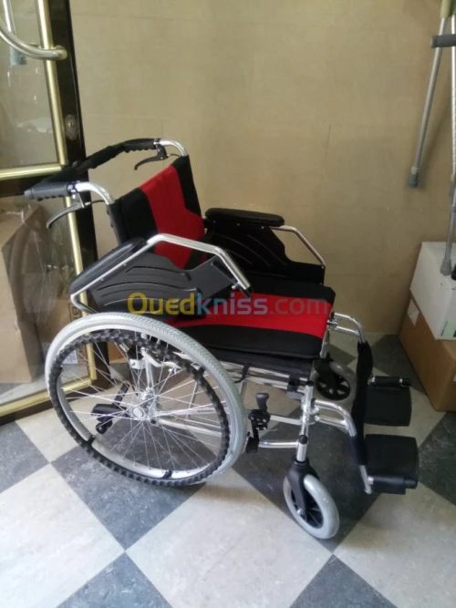 FAUTEUIL ROULANT DE LUXE ROUGE 