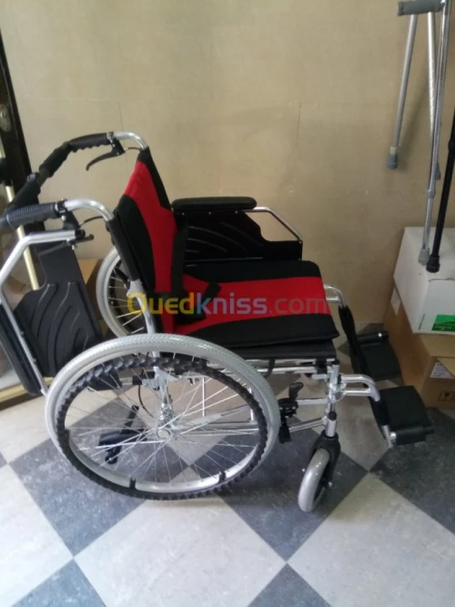 FAUTEUIL ROULANT DE LUXE ROUGE 