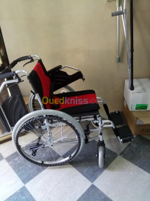 FAUTEUIL ROULANT DE LUXE ROUGE 