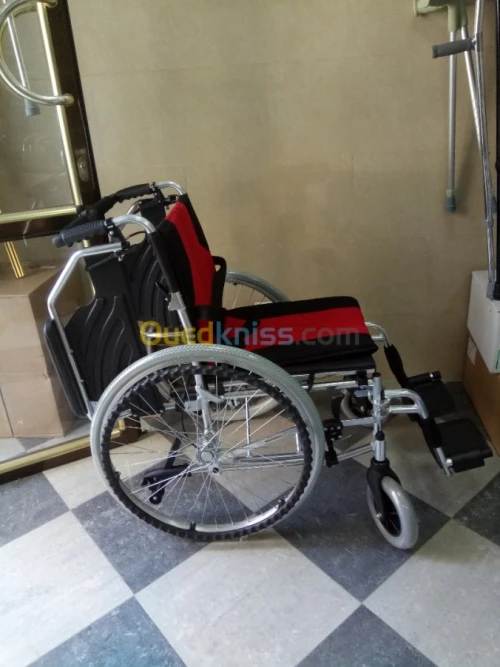 FAUTEUIL ROULANT DE LUXE ROUGE 