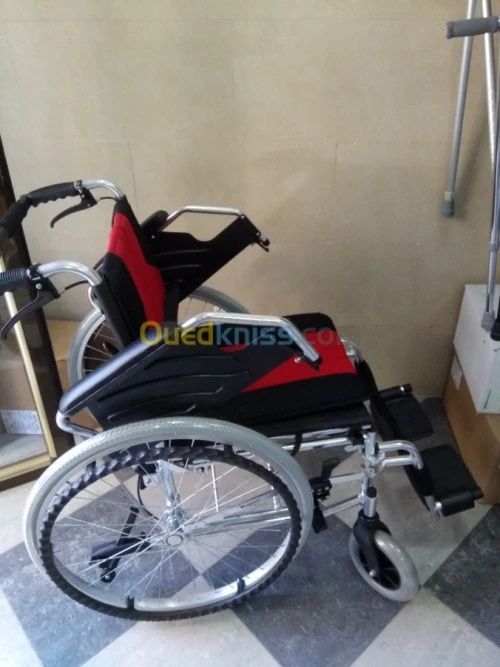 FAUTEUIL ROULANT DE LUXE ROUGE 