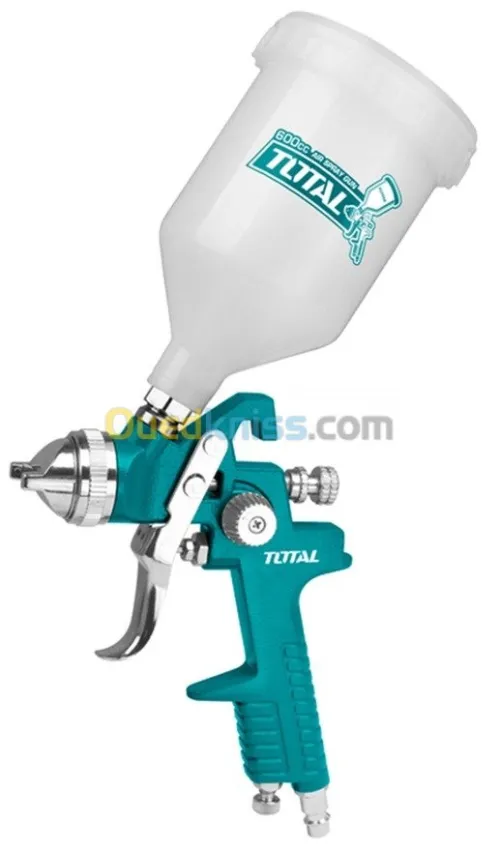 Vernisseur de bois sur chantier