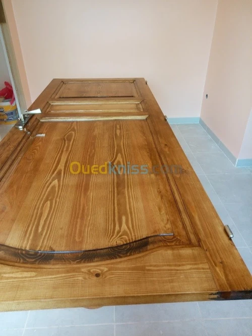 Vernisseur de bois sur chantier