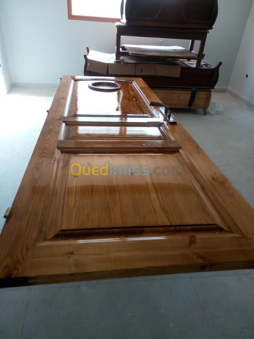 Vernisseur de bois sur chantier