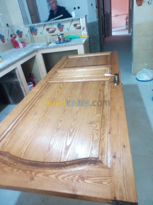 Vernisseur de bois sur chantier