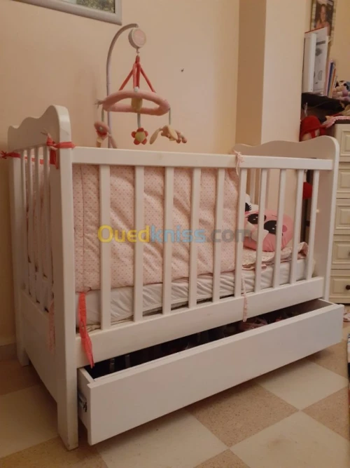 un lit  blanc pour bebe 