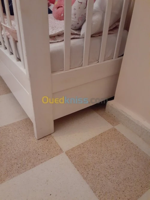 un lit  blanc pour bebe 
