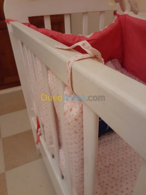 un lit  blanc pour bebe 