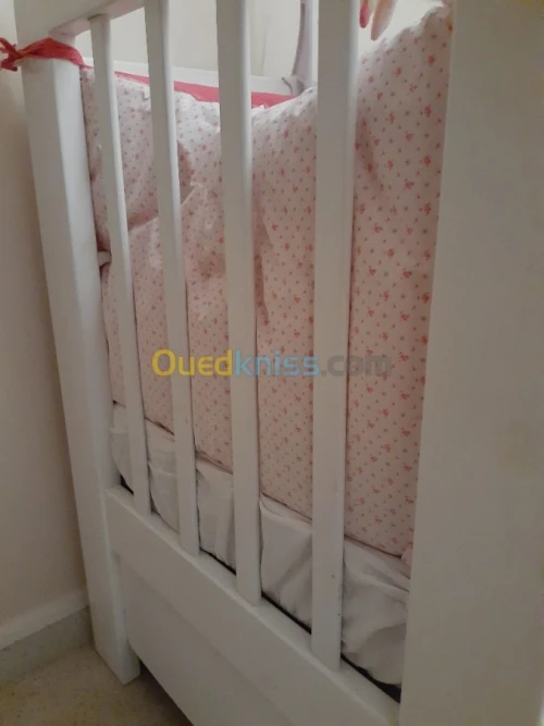 un lit  blanc pour bebe 
