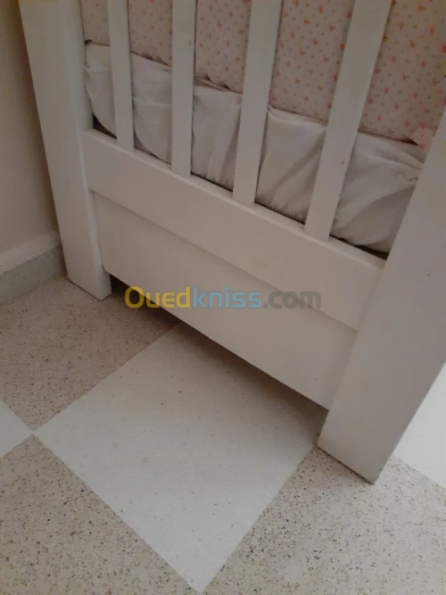 un lit  blanc pour bebe 