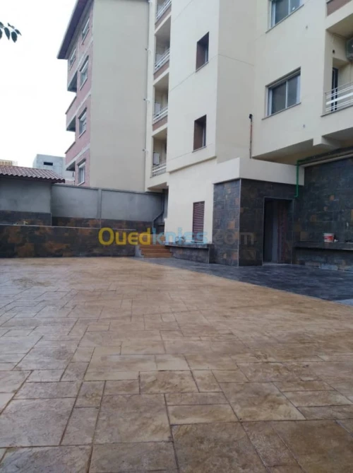 Béton imprimé.jet d'eau et Fontaine