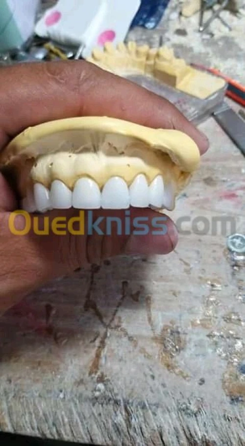 Prothesiste/مركب اسنان
