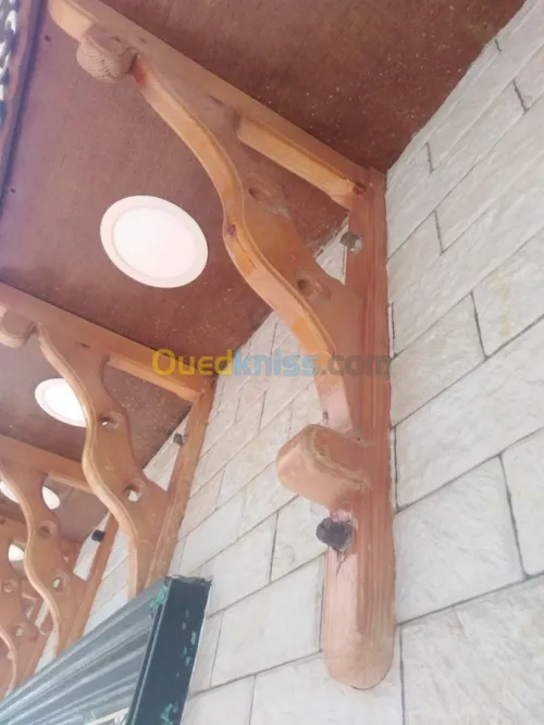 - les rampes d'escalier en bois 