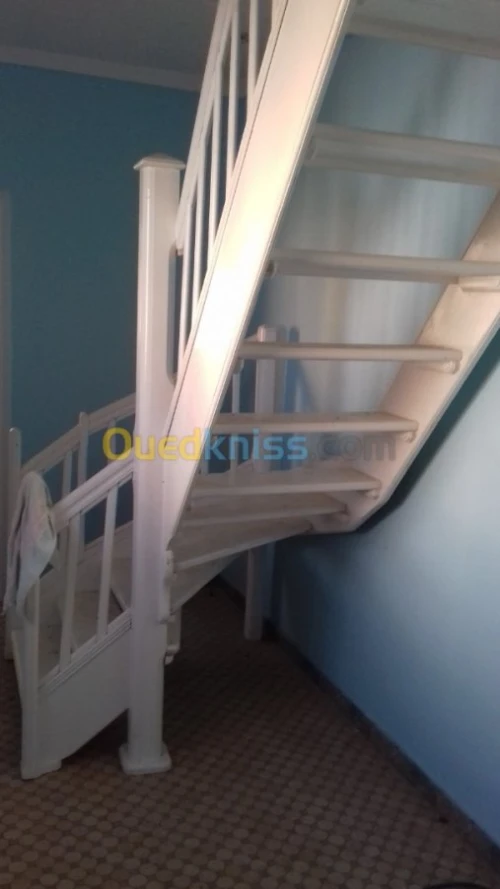 - les rampes d'escalier en bois 