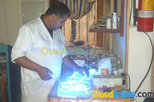 Néoniste Maître souffleur de verre 