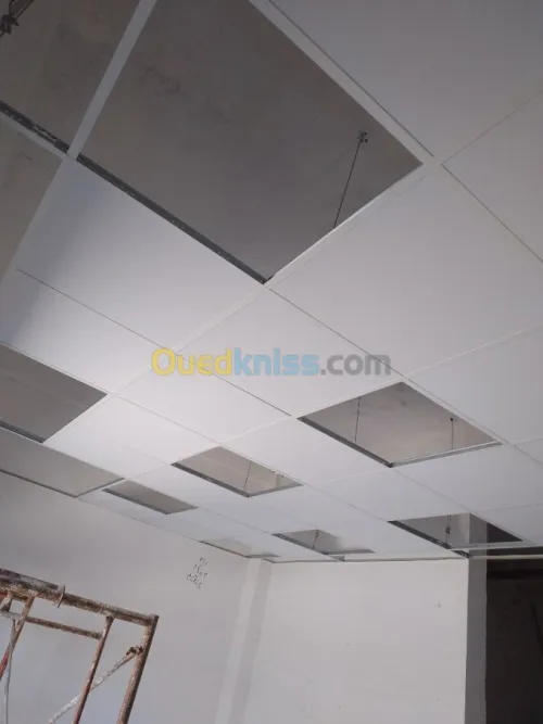 Installation de plafonds suspendus 