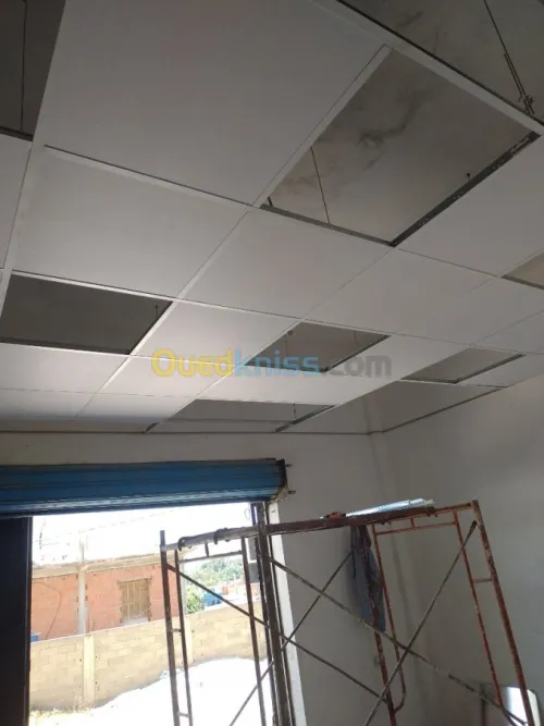 Installation de plafonds suspendus 