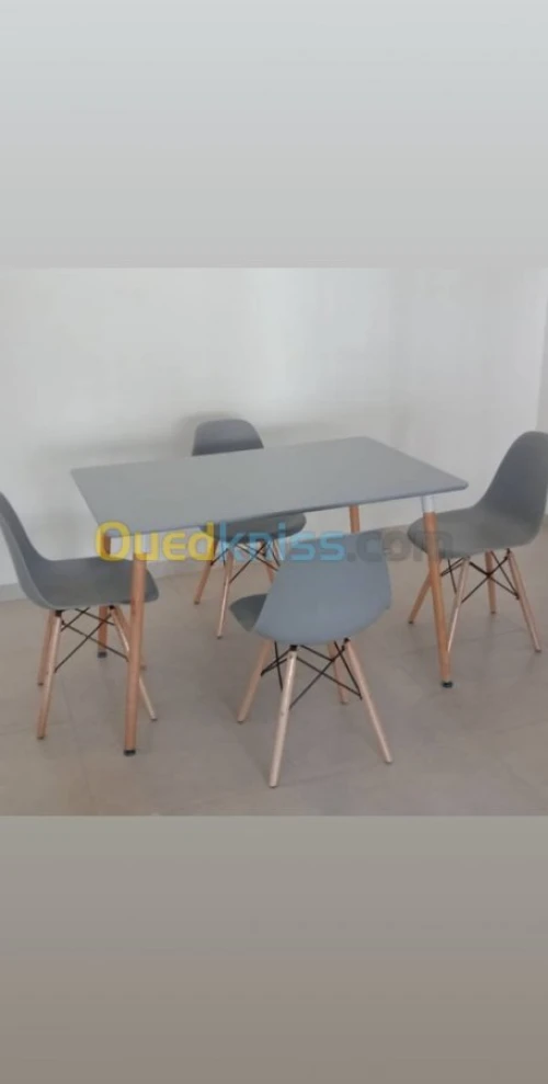 Promo Table scandinave avec 4 chaises