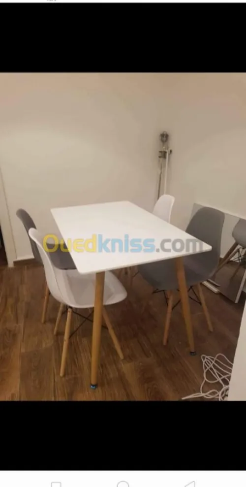 Promo Table scandinave avec 4 chaises