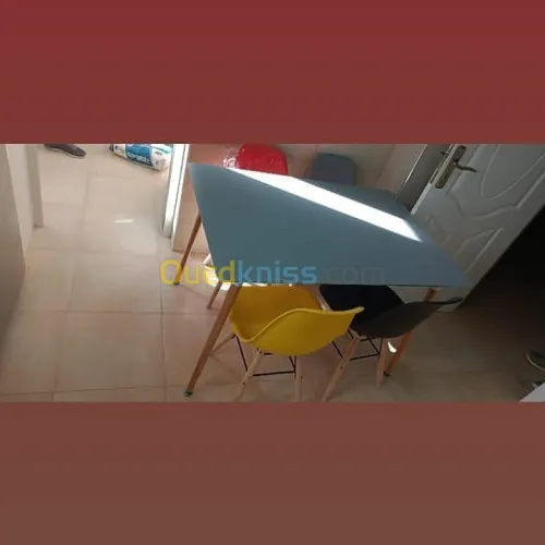 Promo Table scandinave avec 4 chaises