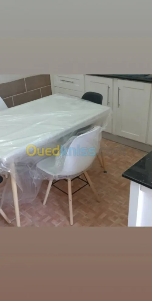 Promo Table scandinave avec 4 chaises