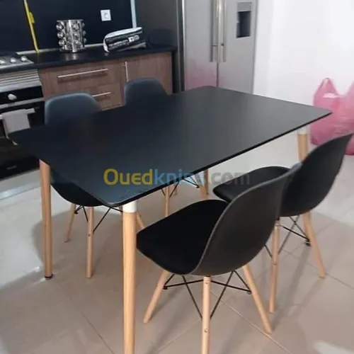 Promo Table scandinave avec 4 chaises