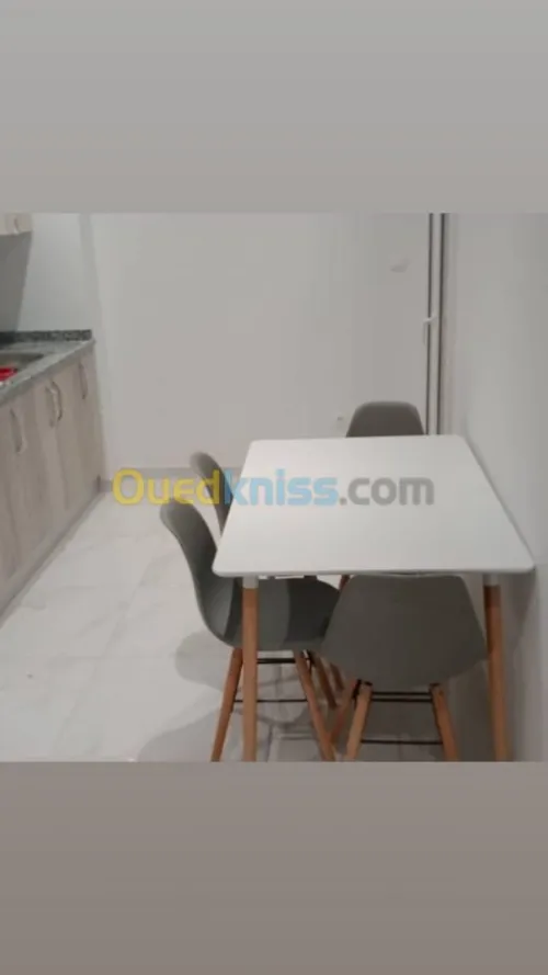 Promo Table scandinave avec 4 chaises