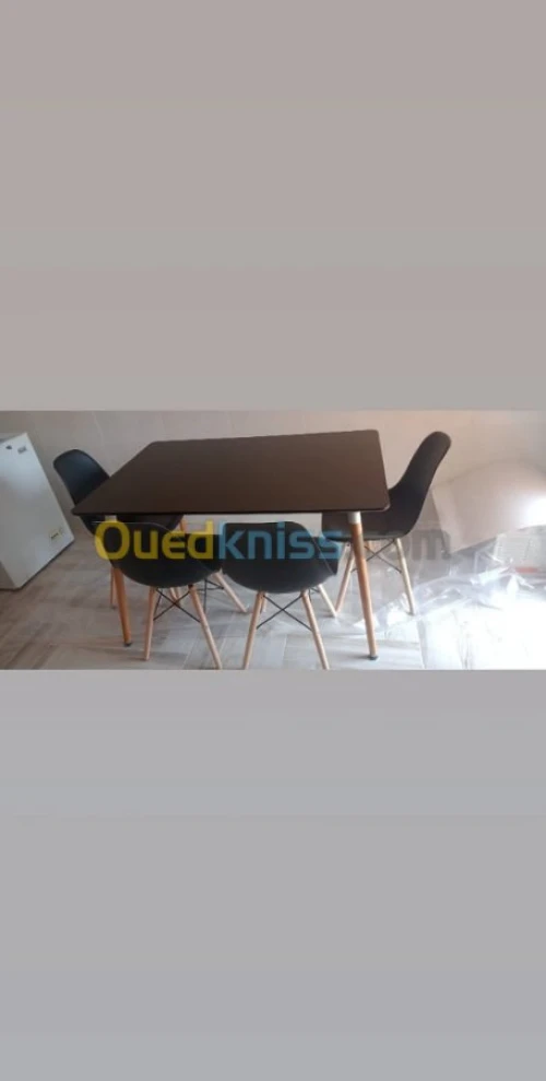 Promo Table scandinave avec 4 chaises