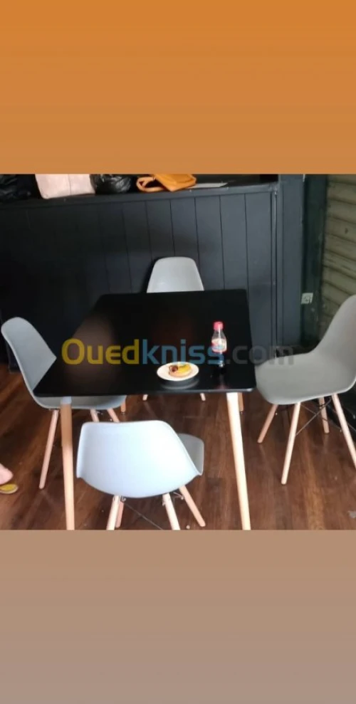 Promo Table scandinave avec 4 chaises