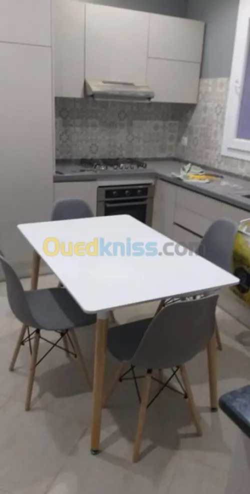 Promo Table scandinave avec 4 chaises