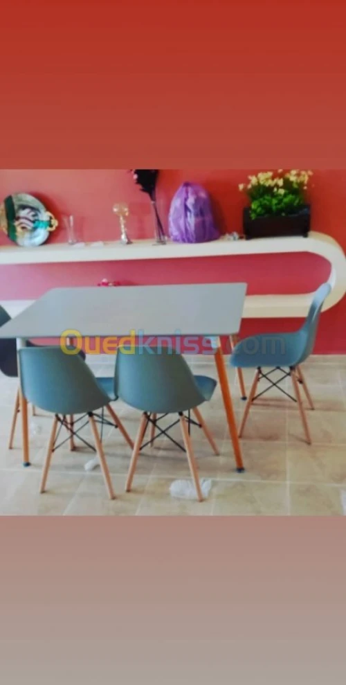 Promo Table scandinave avec 4 chaises