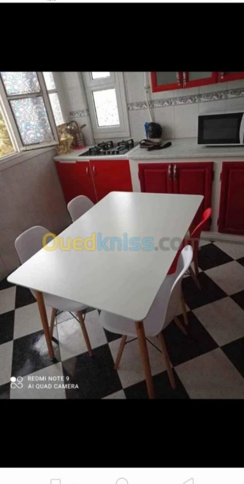 Promo Table scandinave avec 4 chaises
