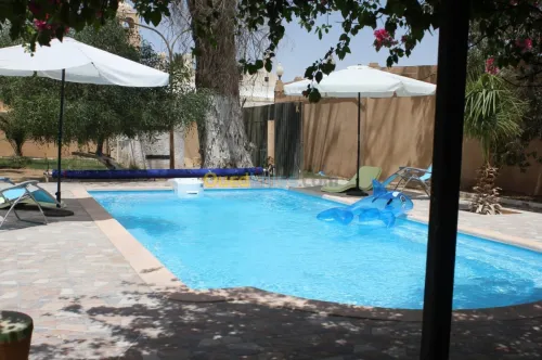 piscine en fibre de verre et résine 