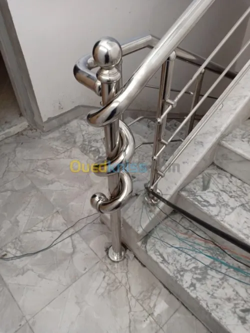 RAMPE D'ESCALIER EN INOX ET VERRE