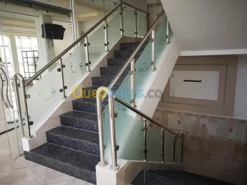 RAMPE D'ESCALIER EN INOX ET VERRE