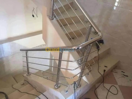 RAMPE D'ESCALIER EN INOX ET VERRE