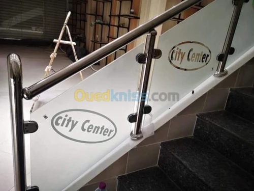 RAMPE D'ESCALIER EN INOX ET VERRE
