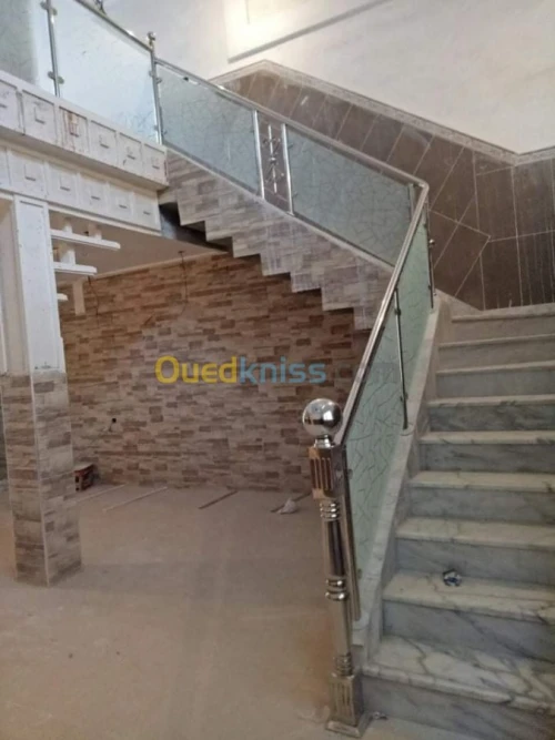 RAMPE D'ESCALIER EN INOX ET VERRE