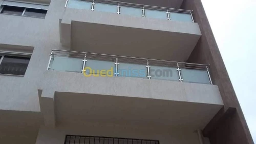 RAMPE D'ESCALIER EN INOX ET VERRE