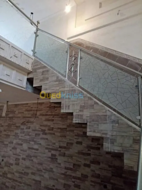 RAMPE D'ESCALIER EN INOX ET VERRE