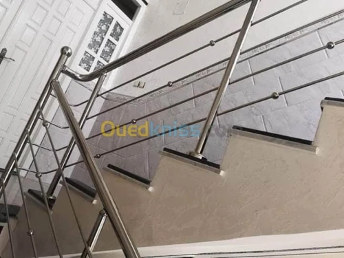 RAMPE D'ESCALIER EN INOX ET VERRE