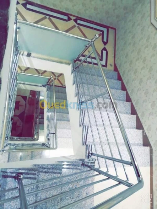 RAMPE D'ESCALIER EN INOX ET VERRE