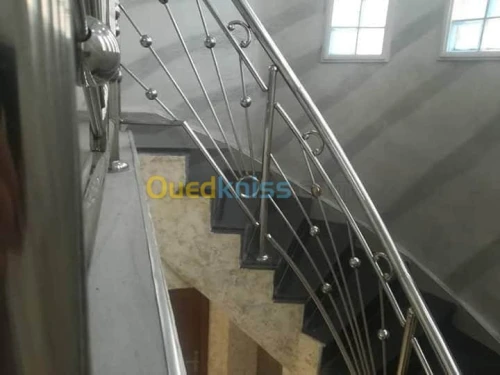 RAMPE D'ESCALIER EN INOX ET VERRE