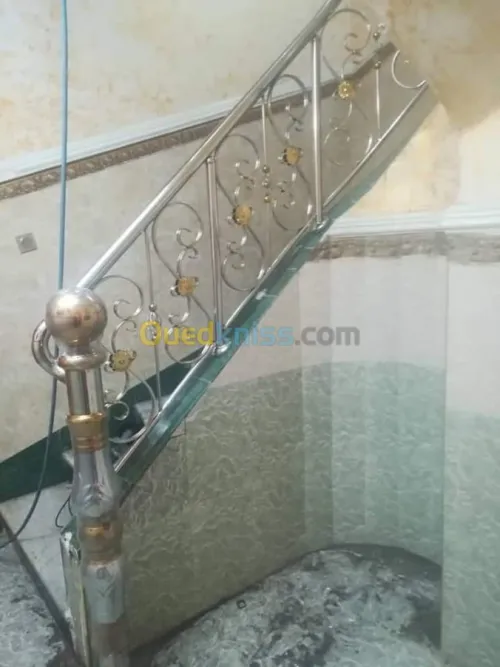 RAMPE D'ESCALIER EN INOX ET VERRE
