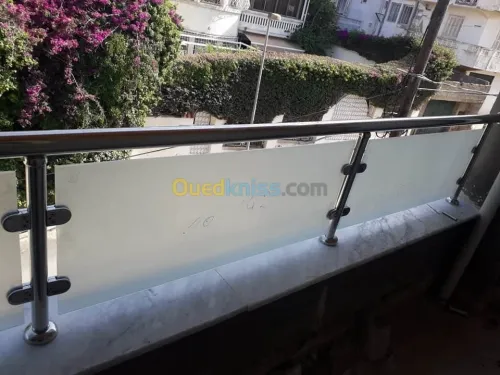 RAMPE D'ESCALIER EN INOX ET VERRE