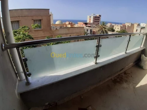 RAMPE D'ESCALIER EN INOX ET VERRE