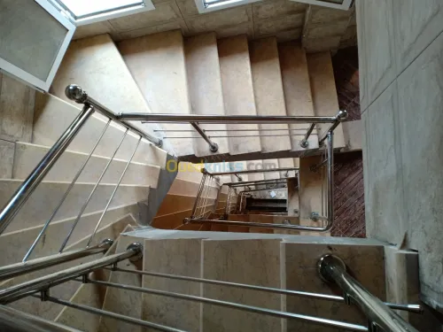 RAMPE D'ESCALIER EN INOX ET VERRE