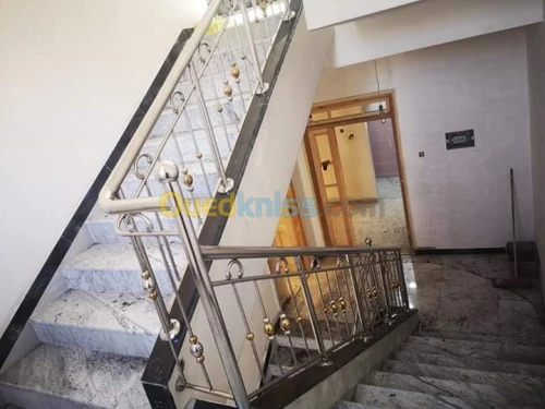 RAMPE D'ESCALIER EN INOX ET VERRE