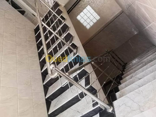 RAMPE D'ESCALIER EN INOX ET VERRE