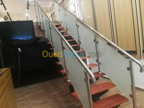 RAMPE D'ESCALIER EN INOX ET VERRE
